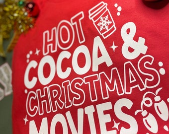 Cacao caliente y películas navideñas Camiseta l Camiseta navideña l Camisetas l Camisa gráfica l Camiseta estilo Gildan Soft l Camiseta navideña l Regalos de Navidad l Vacaciones l