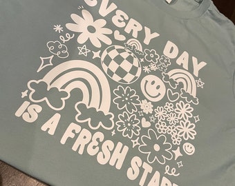 Todos los días es un nuevo comienzo l Floral l Camiseta para maestros l Camisas para maestros l Camiseta motivacional l Flores l Cara sonriente l Feliz l Sonrisa