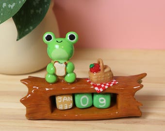 handgemachter ewiger Tischkalender Kalender | Frosch auf Holzstamm-Picknick | Polymer Ton | einzigartiges Büro Geschenk