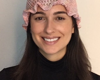 Un gorro único, hecho a mano y tejido a crochet.