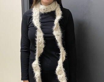 Hecho a mano, largo, delgado, bufanda escaldada, único en su tipo, blanco