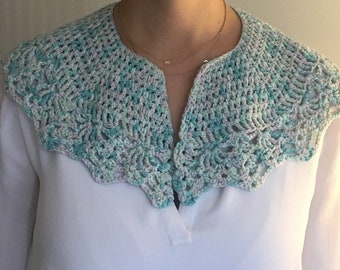 Capa única, hecha a mano y tejida a crochet.