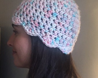 Sombrero festoneado, único, hecho a mano y en tonos pastel.