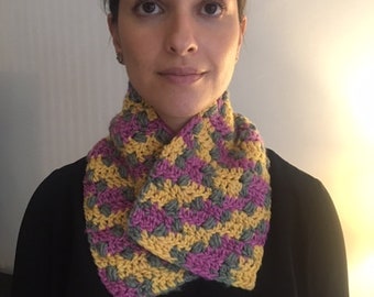 Bufanda única, hecha a mano en tonos magenta, peltre y dorado.