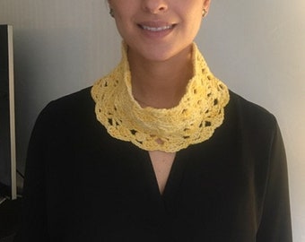 Hecho a mano con fibras naturales, capucha única.