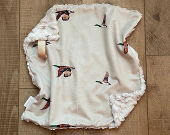 Fliegende Stockenten Ente Lovey; Ente Lovey; Tierliebe; Neutrales Baby-Lovey; Babypartygeschenk; Liebe; Geborgenheit Liebey; Entenjagd-Kindergarten