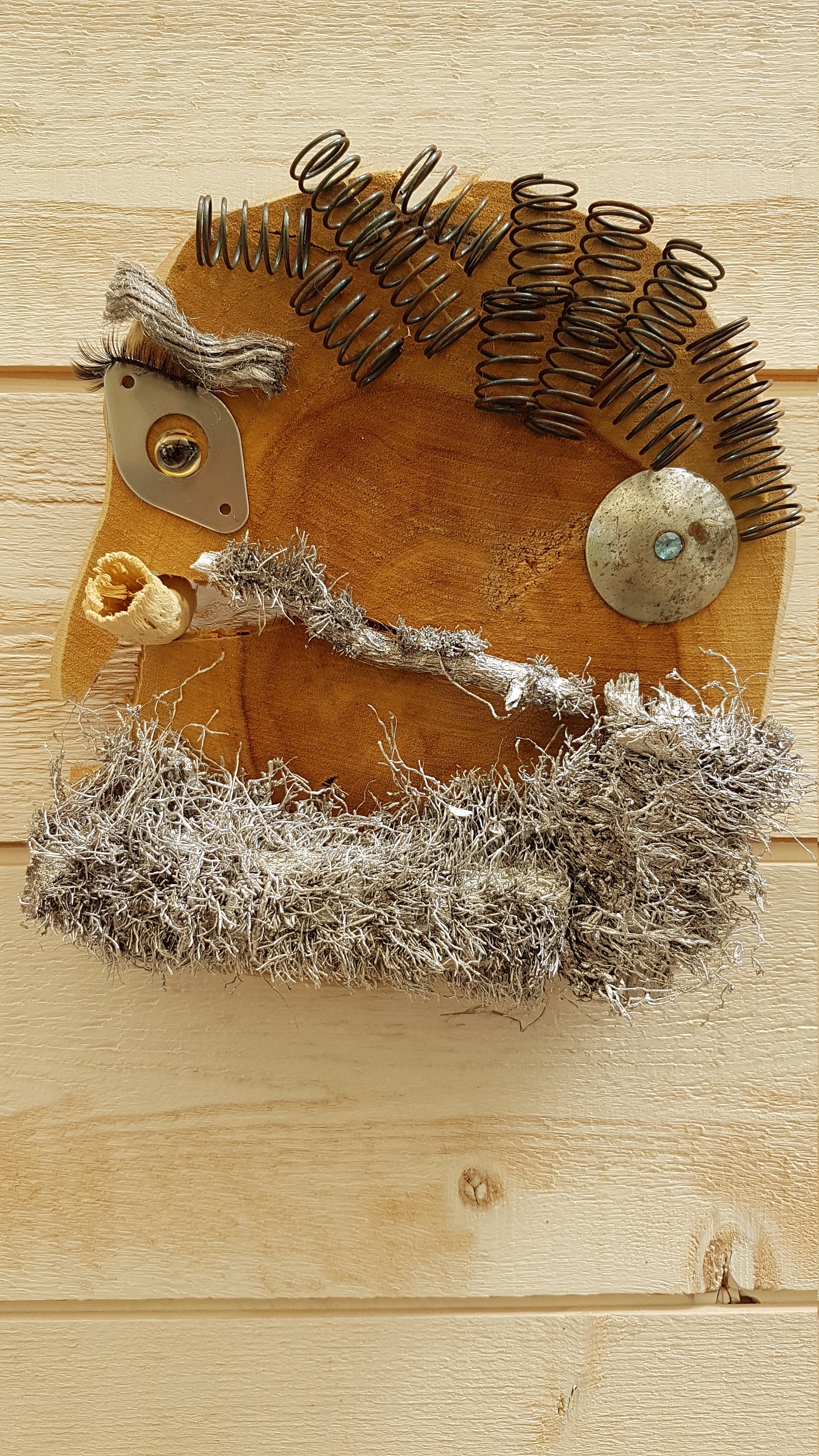 Masque sur Support en Teck, Métal, Bijoux Recyclés. Modèle Unique