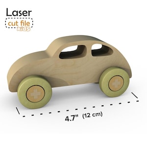 以下が含まれることがあります： 薄い茶色の仕上げと緑色の車輪が付いた木製のおもちゃの車。車は4.7インチ（12cm）の長さです。