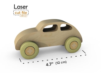 Op de afbeelding: Houten speelgoedauto met een lichtbruine afwerking en groene wielen. De auto is 4,7 inch (12 cm) lang.