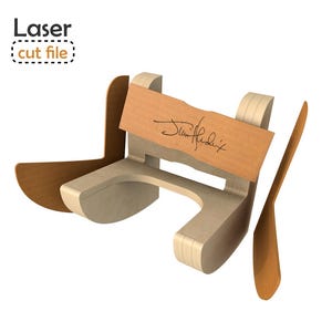 Könnte beinhalten: Laserschnittdatei für ein Design eines Holzstuhls. Der Stuhl besteht aus mehreren Teilen, die ineinander passen. Das Design enthält die Signatur "Jim Hedit" auf der Rückseite.