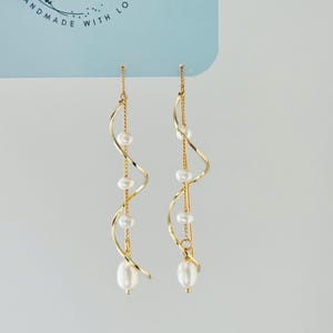 Freshwater Pearl Bridal Earrings-Bridesmaid Earrings-Graceful Twirling 14k Gold Dangle Earrings-Wedding Gift-Statement Earrings-Gift for her bild 2
