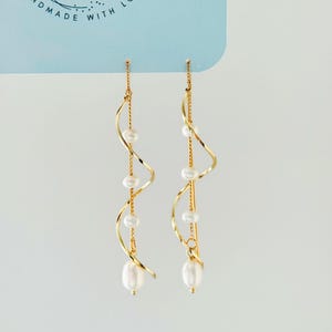 Freshwater Pearl Bridal Earrings-Bridesmaid Earrings-Graceful Twirling 14k Gold Dangle Earrings-Wedding Gift-Statement Earrings-Gift for her bild 6