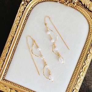 Freshwater Pearl Bridal Earrings-Bridesmaid Earrings-Graceful Twirling 14k Gold Dangle Earrings-Wedding Gift-Statement Earrings-Gift for her bild 1
