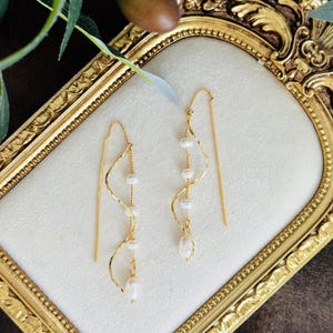 Freshwater Pearl Bridal Earrings-Bridesmaid Earrings-Graceful Twirling 14k Gold Dangle Earrings-Wedding Gift-Statement Earrings-Gift for her bild 4