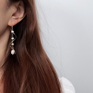 Freshwater Pearl Bridal Earrings-Bridesmaid Earrings-Graceful Twirling 14k Gold Dangle Earrings-Wedding Gift-Statement Earrings-Gift for her bild 9