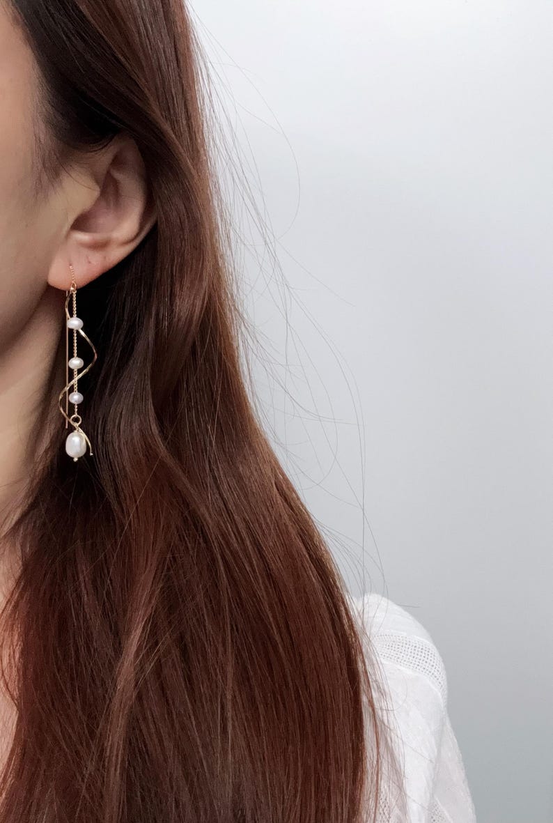 Freshwater Pearl Bridal Earrings-Bridesmaid Earrings-Graceful Twirling 14k Gold Dangle Earrings-Wedding Gift-Statement Earrings-Gift for her bild 9