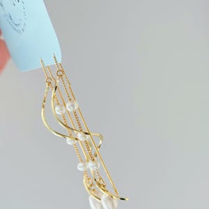 Freshwater Pearl Bridal Earrings-Bridesmaid Earrings-Graceful Twirling 14k Gold Dangle Earrings-Wedding Gift-Statement Earrings-Gift for her bild 5