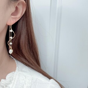 Freshwater Pearl Bridal Earrings-Bridesmaid Earrings-Graceful Twirling 14k Gold Dangle Earrings-Wedding Gift-Statement Earrings-Gift for her bild 3