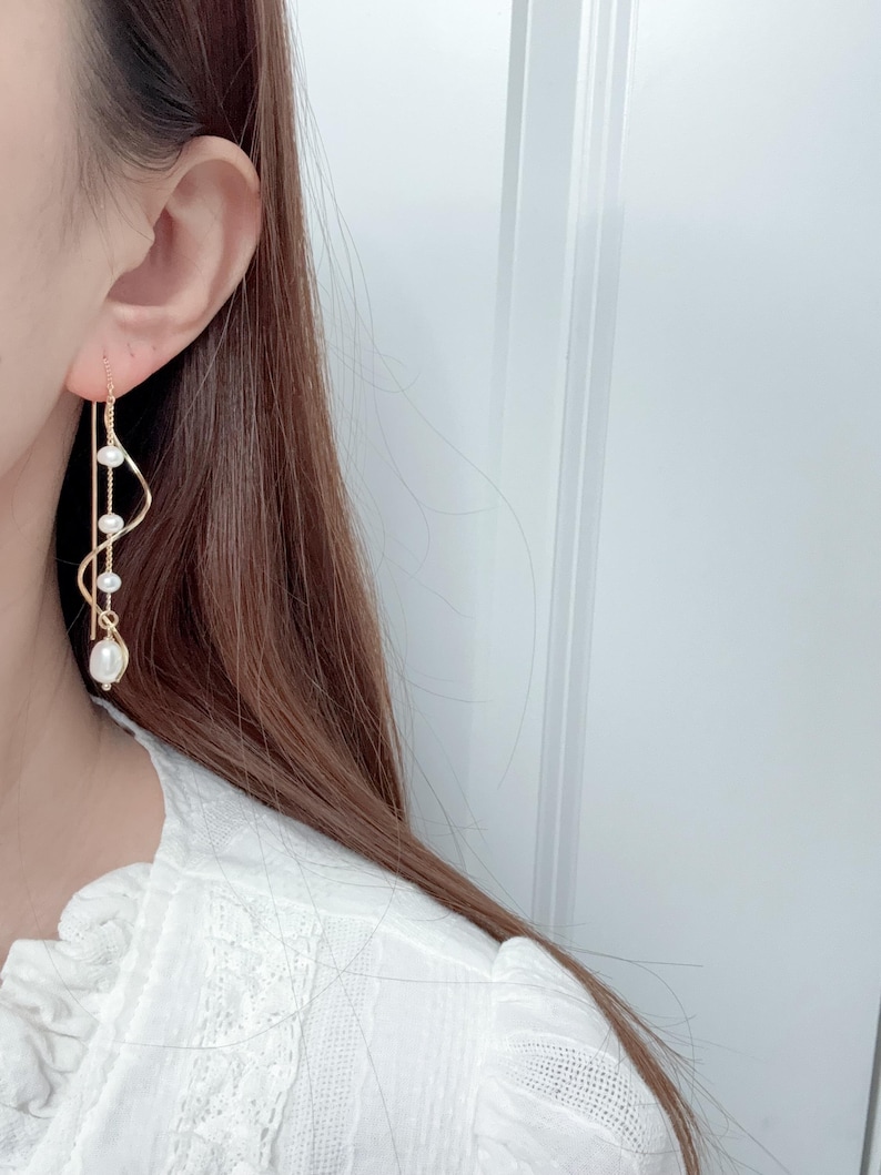 Freshwater Pearl Bridal Earrings-Bridesmaid Earrings-Graceful Twirling 14k Gold Dangle Earrings-Wedding Gift-Statement Earrings-Gift for her bild 3