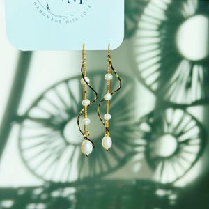 Freshwater Pearl Bridal Earrings-Bridesmaid Earrings-Graceful Twirling 14k Gold Dangle Earrings-Wedding Gift-Statement Earrings-Gift for her bild 8
