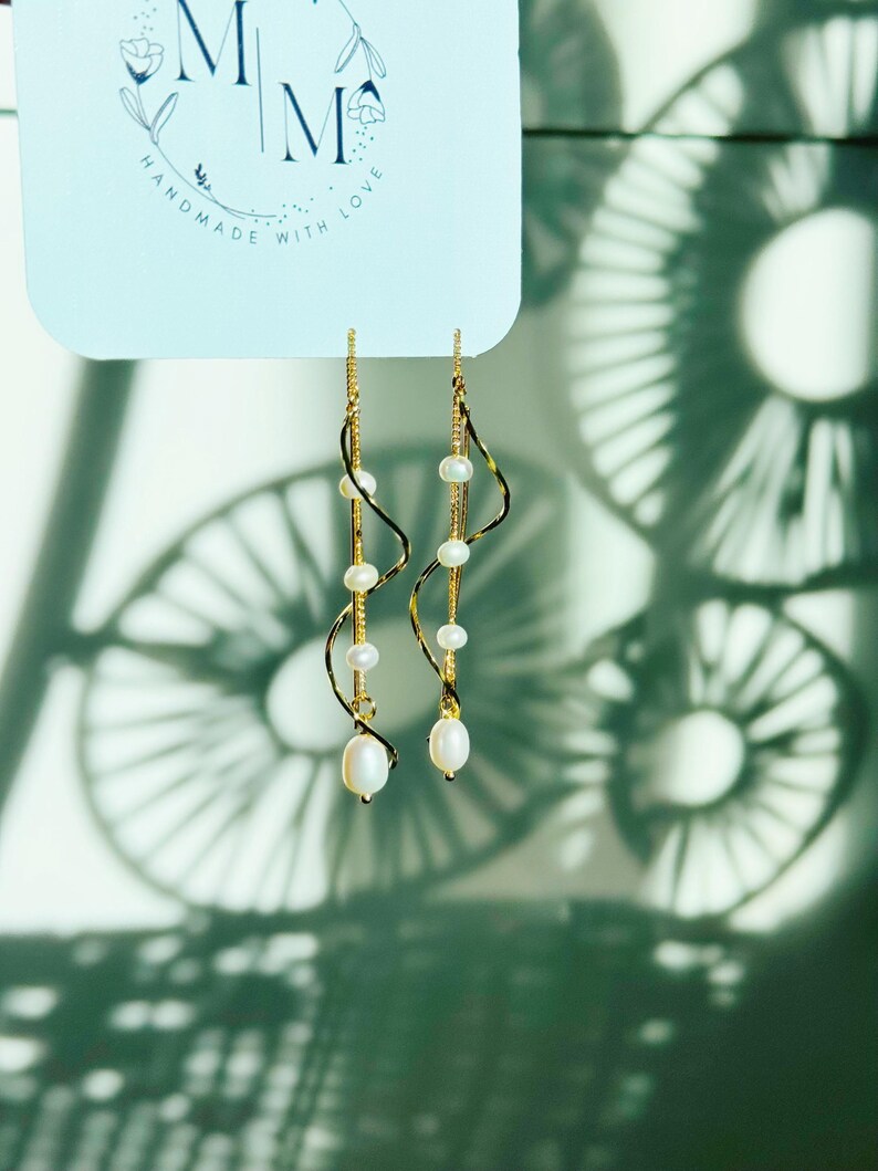 Freshwater Pearl Bridal Earrings-Bridesmaid Earrings-Graceful Twirling 14k Gold Dangle Earrings-Wedding Gift-Statement Earrings-Gift for her bild 8