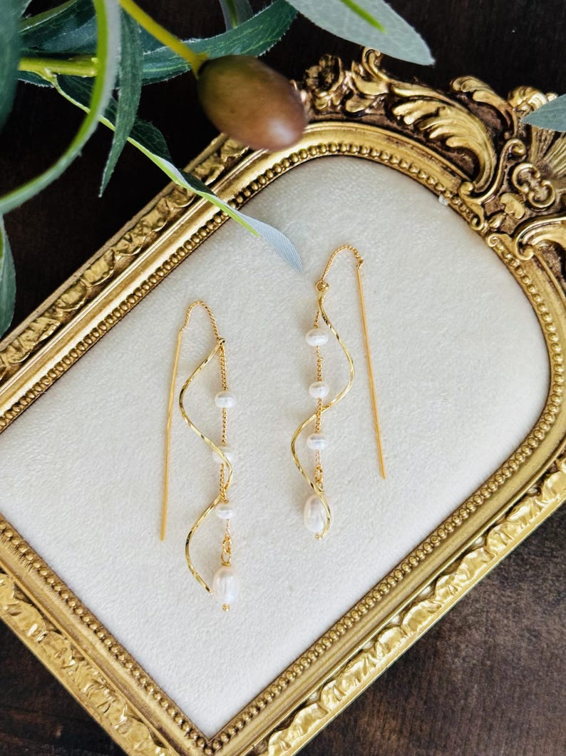 Freshwater Pearl Bridal Earrings-Bridesmaid Earrings-Graceful Twirling 14k Gold Dangle Earrings-Wedding Gift-Statement Earrings-Gift for her bild 4