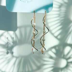 Freshwater Pearl Bridal Earrings-Bridesmaid Earrings-Graceful Twirling 14k Gold Dangle Earrings-Wedding Gift-Statement Earrings-Gift for her bild 7