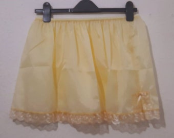 Nylon amarillo hecho a mano Half Slips UK tamaño 6-20 Ajuste de encaje floral Cintura Slip Enagua Sissy Sheer Underskirt semi transparente Vintage Look