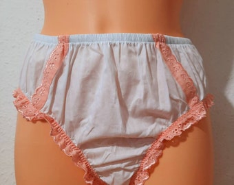 Calcinha artesanal de algodão branco com acabamento em renda cor pêssego.