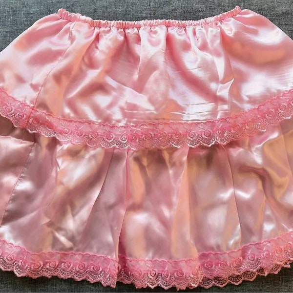 Hübscher Halbslip aus Satin| Blassrosa| 2 Lagen Taillenschlupf mit hübscher Floraler Spitzenborte | Sissy Glossy Cosplay unisex, Crossdresser, Unterrock