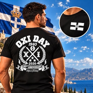 Może przedstawiać: Czarny t-shirt z białą grafiką na plecach z napisem OXI DAY 1940 2026 86TH ANNIVERSARY oraz Zήτω η Ελλάς, wraz z wieńcem laurowym i gwiazdami. Okrągły wstawka pokazuje przód koszulki z małą białą grafiką flagi z koroną na środku.