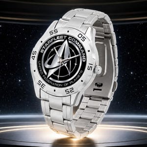 以下が含まれることがあります： Starfleet CommandのロゴとUnited Federation of Planetsの文字が記された黒い円形文字盤を持つ、シルバーカラーのステンレス製腕時計。金属製のリンクブレスレットと、数字マーカー付きの回転ベゼルを備えています。