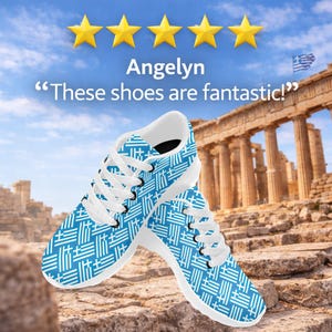 Puede incluir: Un par de zapatillas con suela blanca y un patrón geométrico azul y blanco, con el diseño de la bandera griega. Las zapatillas tienen cordones blancos y un interior blanco. El fondo incluye un cielo azul, ruinas antiguas y el texto "These shoes are fantastic!"