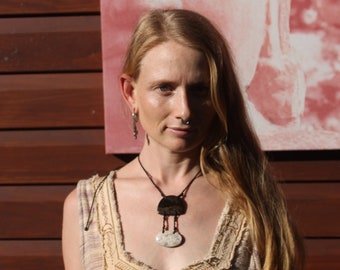 Black Opal, koraalhangerketting, ethisch geproduceerde unieke aardse tribale talisman, Australisch gemaakt macramékoord, zwarte en witte steen
