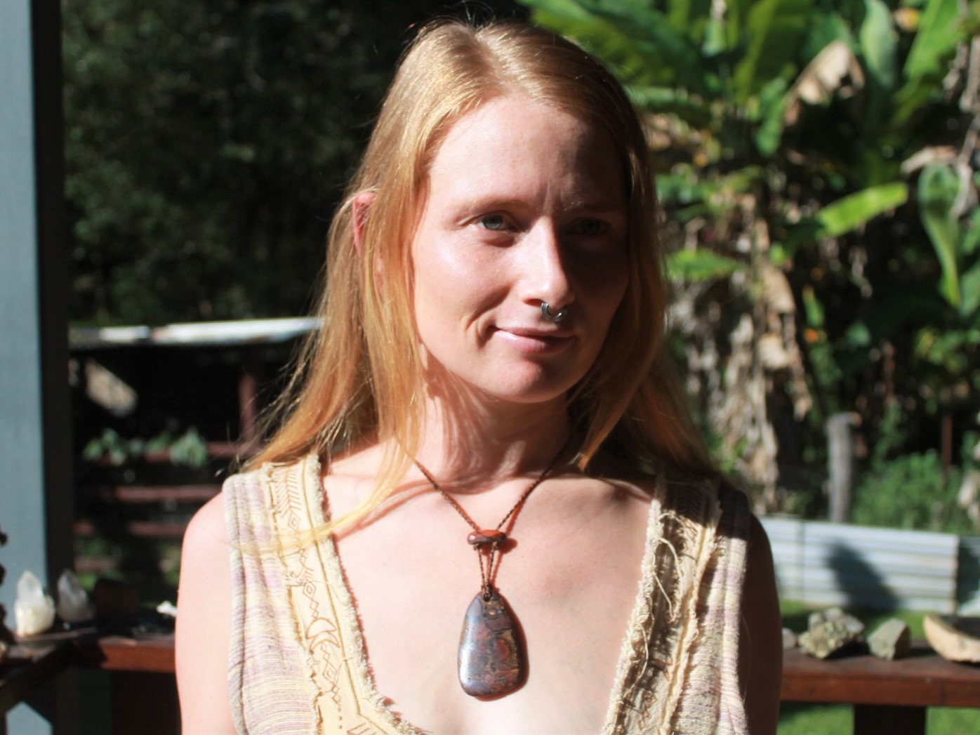 Koroit Boulder opaal ketting, Australische rode tijgeroog hanger, Australisch gemaakt uniek macramé koord statement ketting zomer sieraden cadeau