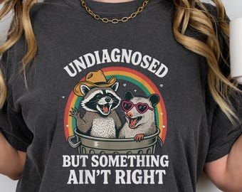 Odiagnostiserad men något stämmer inte T-shirt | Rolig tvättbjörn och opossum T-shirt | Söt djurgrafik T-shirt | Udda och rolig gåva