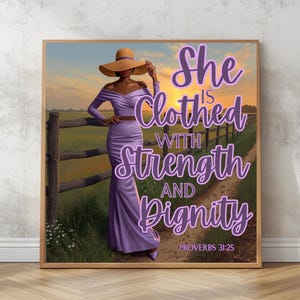 Puede incluir: Impresión enmarcada que muestra a una mujer con un vestido lavanda y un sombrero de ala ancha, cerca de una valla de madera. La obra de arte incluye el texto "She is Clothed with Strength and Dignity" y "Proverbs 31:25". El fondo representa una puesta de sol.