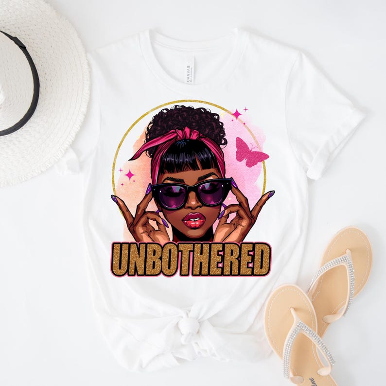 Pu&ograve; includere: T-shirt bianca con grafica di una donna con occhiali da sole e foulard rosa. La parola "UNBOTHERED" &egrave; stampata in lettere glitterate dorate. Un design a farfalla e un cerchio dorato sono inclusi.