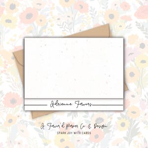 Puede incluir: Un juego de papelería color crema con el nombre "Adrienne Fowers" sobre una doble línea negra. El juego incluye un sobre a juego y está sobre un fondo floral. También se ve el texto "J. Fower'd Paper Co. & Design" y "Spark Joy With Cards".
