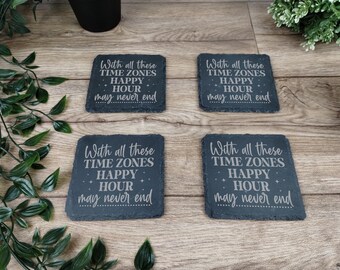 4er Set Schiefer Untersetzer mit Spruch "With all these timezones happy hour may never end" - 10 x 10 cm