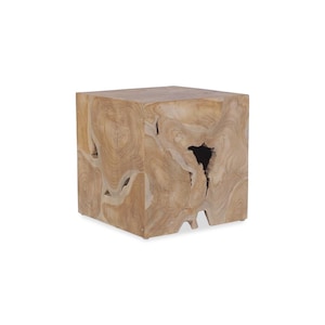 Peut inclure: Une table d'appoint en forme de cube en bois naturel. La table est de couleur marron clair avec un grain de bois visible et des détails découpés uniques. Le cube mesure environ 46 cm de chaque côté.