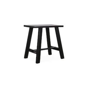 Puede incluir: Un taburete de madera negro con una parte superior rectangular simple y una base en A resistente.