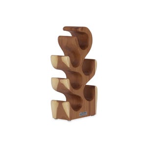 Op de afbeelding: Een houten wijnrek met een uniek, organisch ontwerp. Het rek is gemaakt van licht en donkerbruin hout en kan meerdere flessen bevatten. Het ontwerp heeft gebogen vormen en openingen voor de flessen.