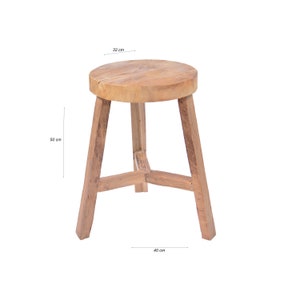 Op de afbeelding: Een rustieke houten kruk met een ronde zitting van 32 cm diameter en drie stevige poten. De kruk is 50 cm hoog en heeft een basis van 40 cm breed. De natuurlijke houtnerf voegt een warme, uitnodigende toets toe aan dit meubelstuk.