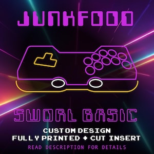 Può includere: Un design grafico con un contorno viola e giallo di un controller per videogiochi su uno sfondo scuro. I testi "JUNKFOOD" e "SWORL BASIC" sono visualizzati in viola, con testo aggiuntivo in basso.