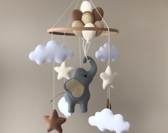 Mobile bébé éléphant pour une décoration neutre pour chambre de bébé. Mobile étoiles et nuages