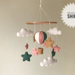 Globo aerostático móvil boho baby para guardería de niñas. Vivero de aventuras decoración minimalista. regalo de embarazo