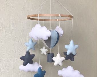 Montgolfière mobile pour berceau. Chambre de bébé bleu-gris, étoiles et nuages