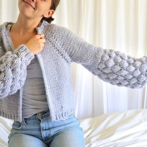 PATRON The Puff Cardigan // pull en grosse maille // manche ballon à bulles // pompon // tricot pour débutant // image 1