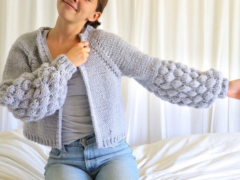 PATRON The Puff Cardigan // pull en grosse maille // manche ballon à bulles // pompon // tricot pour débutant // image 1